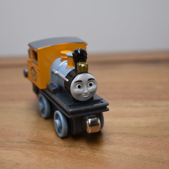 Bash 2010 - Thomas & Friends Train Engines Take Along and Play Diecast Trains - Picture 3 of 6